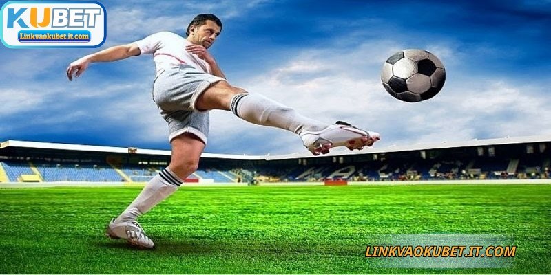 Kèo giao bóng KUBET là hình thức cá cược thú vị với cơ hội thắng nhanh