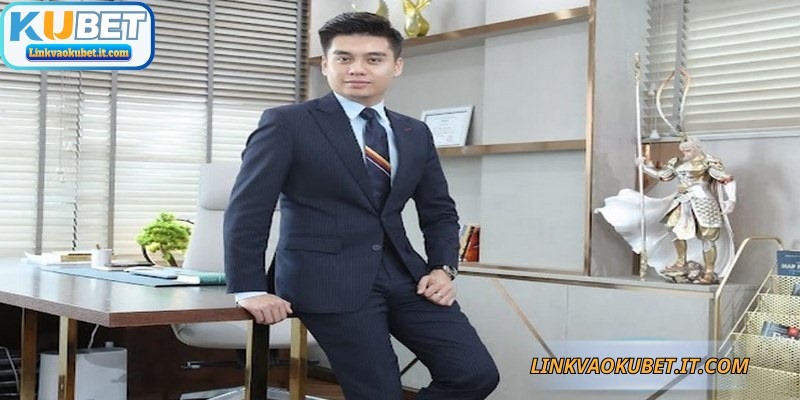 Minh Tuấn – CEO Sáng Lập Hệ Thống KUBET Uy Tín Hàng Đầu 1 Minh Tuấn là gương mặt quen thuộc trong lĩnh vực cá cược trực tuyến